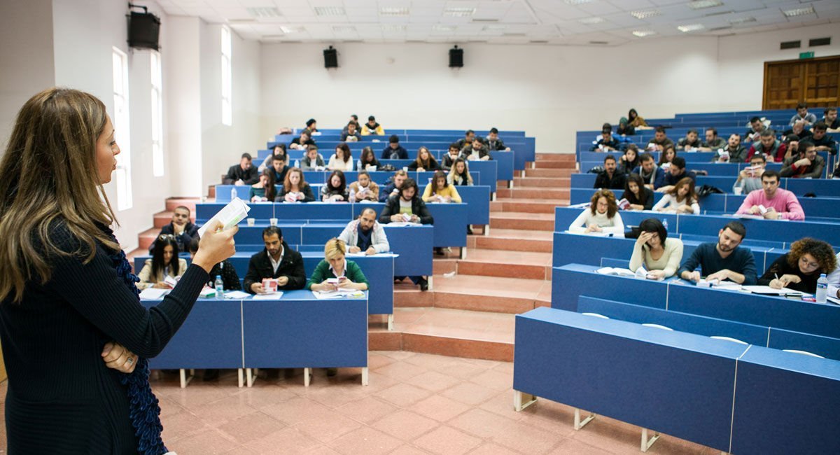 جامعة شرق البحر المتوسط الصور